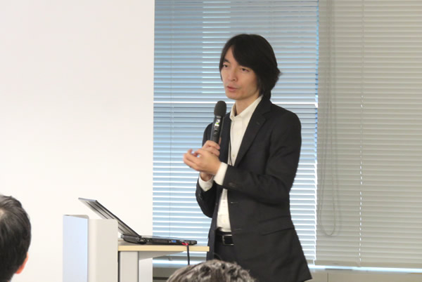 議題2-4 ／「IoTキャラバンシステム・テストベッドの状況について」を説明する九州工業大学 大学院工学研究院・池永先生