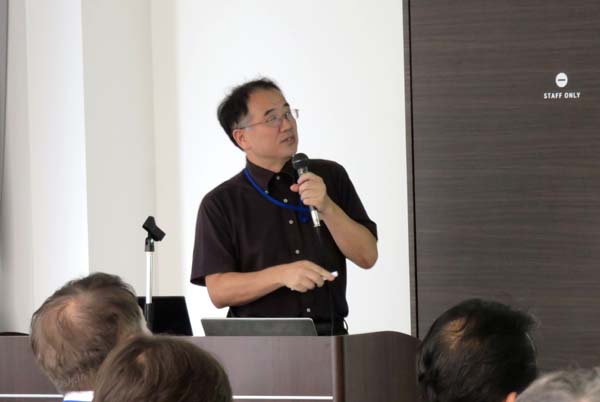 議題2-3「NICT保有データの利活用について／データ志向型テストベッドとは？」の発表を行うNICT・村田氏