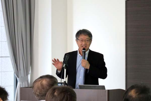 議題2-4「GISが提供するプラットフォームと地理データについて」の発表を行うEsriジャパン・鈴木氏