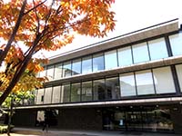 第6回本インタビューを行った秋山研究室のある京都産業大学情報理工学部の外観