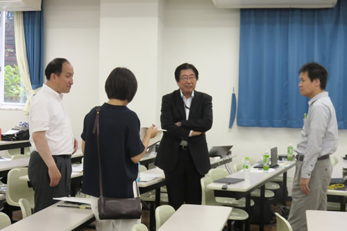 1. シンポジウムの前に、地元メディアの女性記者の取材を受ける湯瀬氏・柴田氏・福本氏（左から）