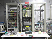 研究室内の「東京QKDネットワーク」装置